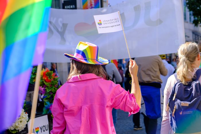 Kvinna med rosa kofta i Prideparaden