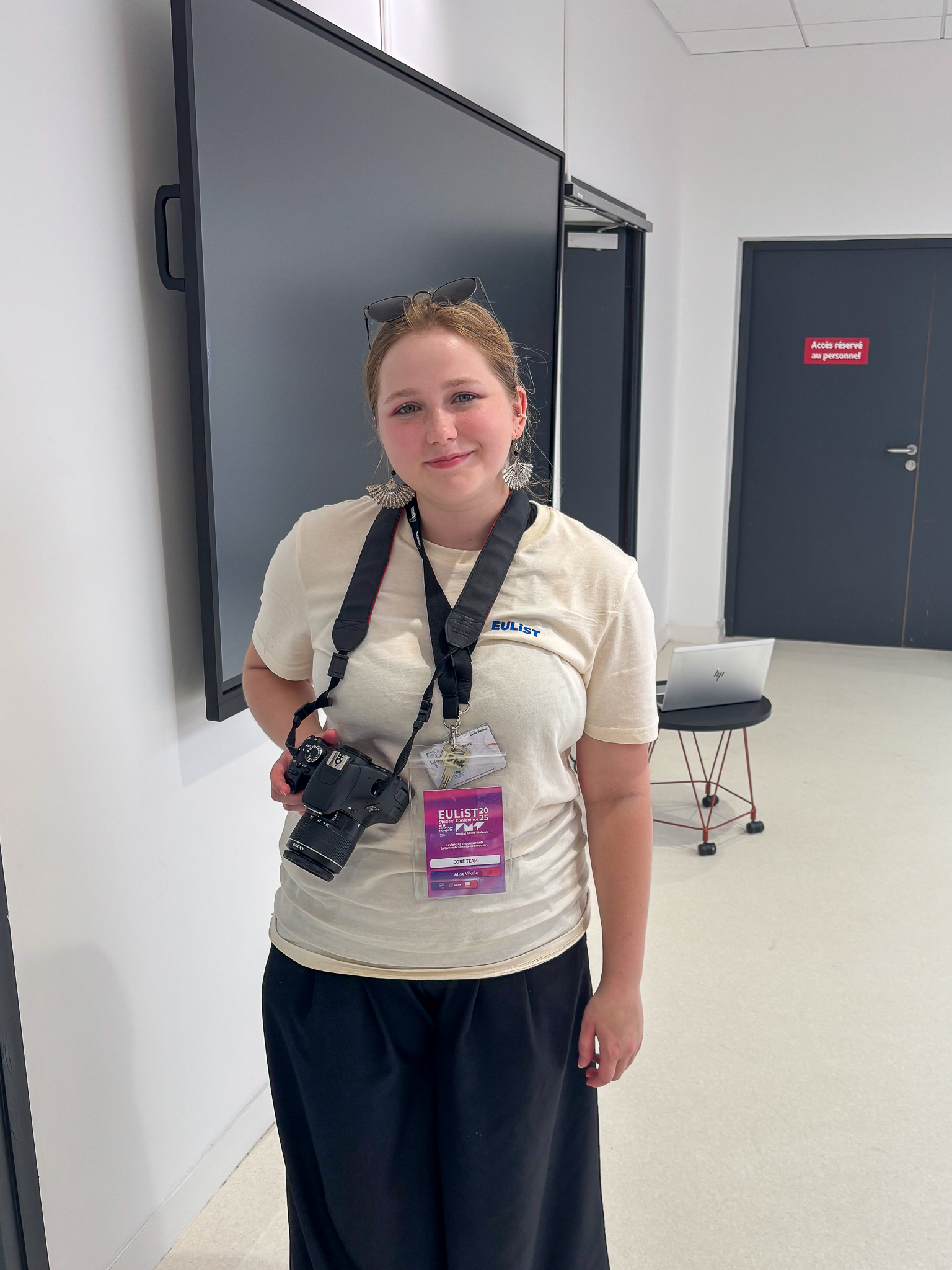 En JU-student ler och tittar mot kameran