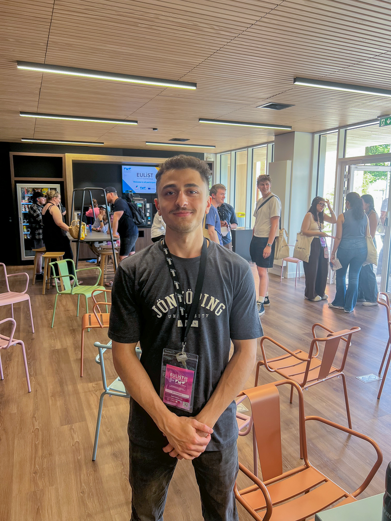 JU student som tittar in i kameran på en konferens