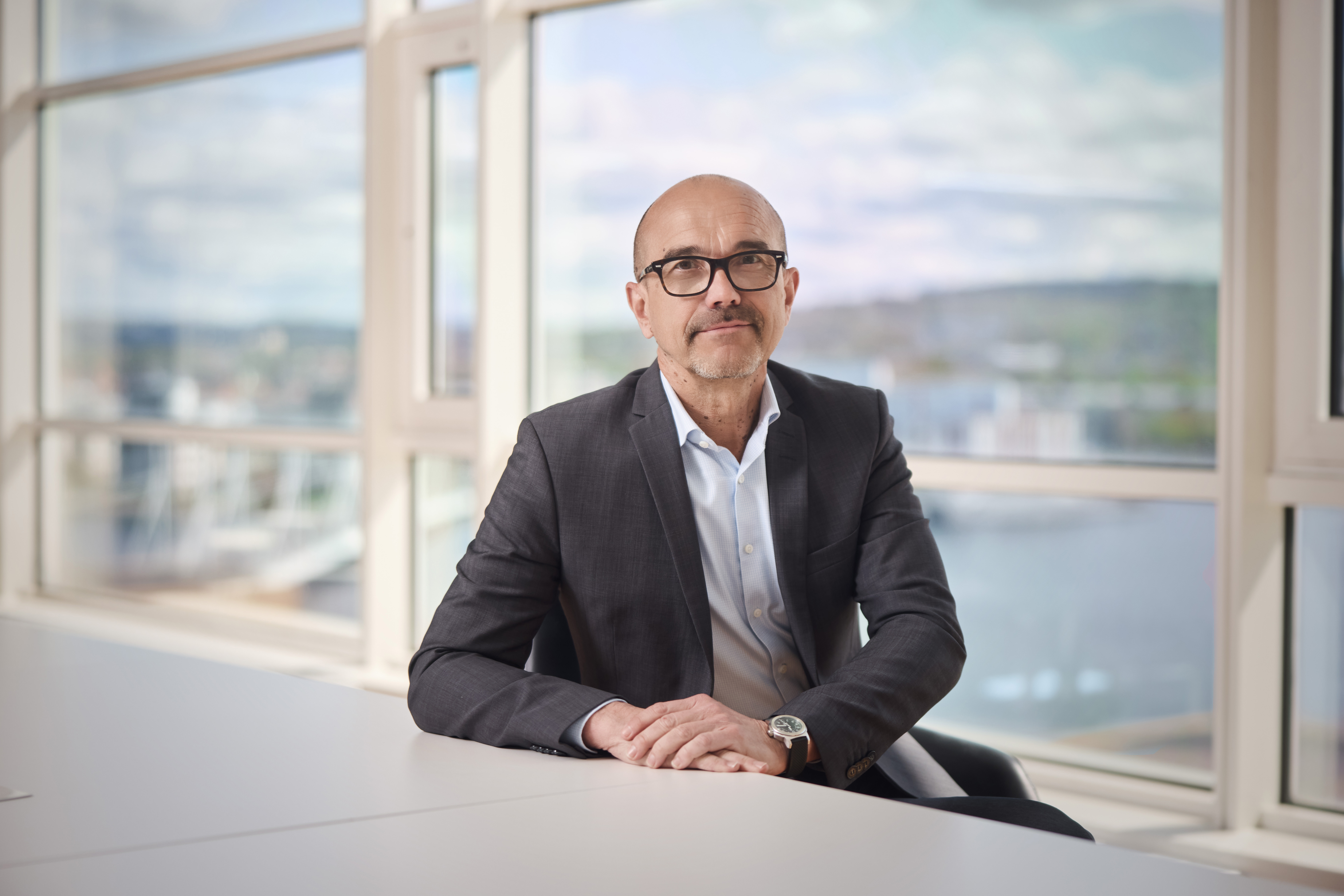 Sittande man i glasögon