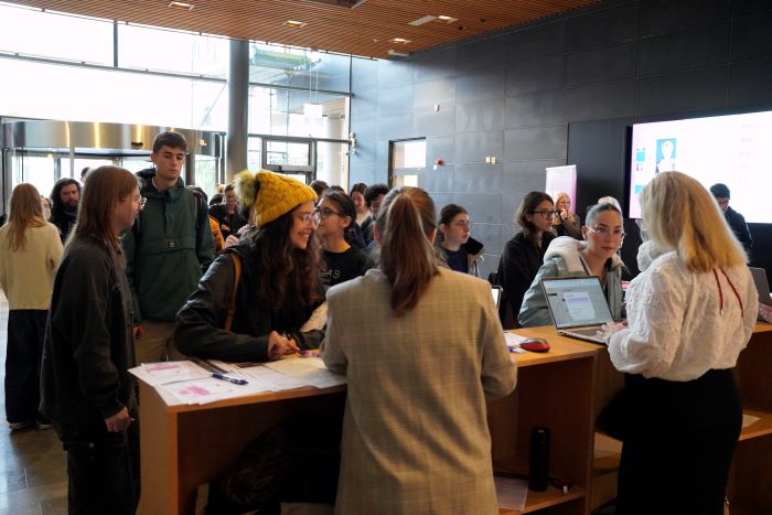 mycket folk i entré till högskolan