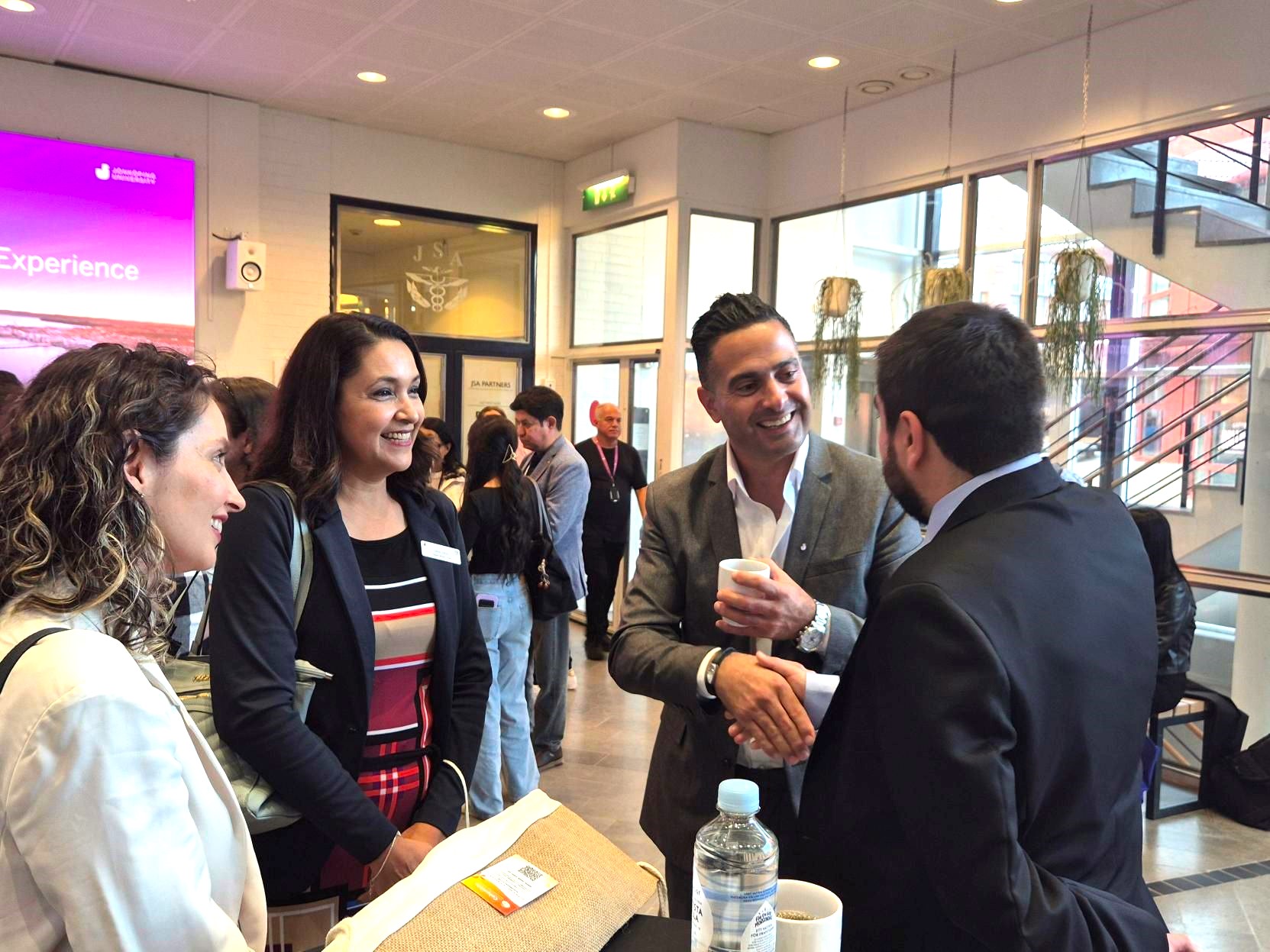 Folk i samtal på konferens.