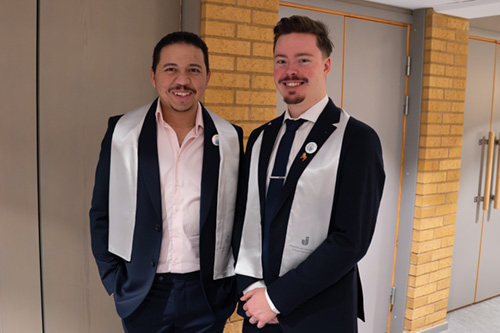 Två studenter vid avslutningshögtiden.