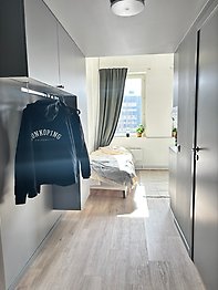 En hall med en tröja som hänger