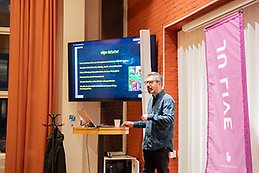 Radu Dinu föreläser.