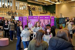 Personer på en mässa